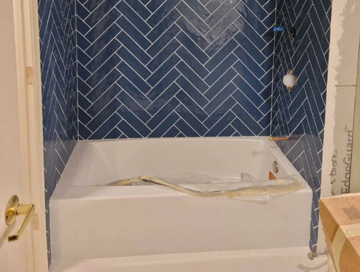 bathroom with bathtub and tiles